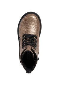 Bottes métalliques bronzées pour enfants avec lacets noirs, motif texturé, fermeture éclair latérale et semelle en caoutchouc noir, vues de dessus.