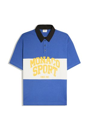 Polo blu a maniche corte con colletto nero e banda orizzontale bianca con testo giallo "Monaco Sport Since 1993".
