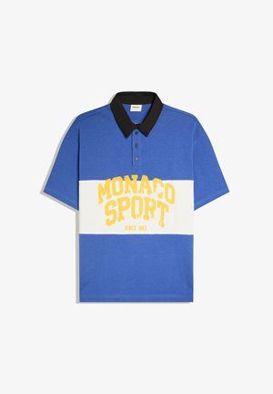 Polo blu a maniche corte con colletto nero e banda orizzontale bianca con testo giallo "Monaco Sport Since 1993".
