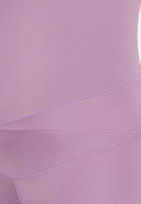 Lilla højtaljede leggings lavet af glat, strækbart stof med et lagdelt design og kontrasterende sømme samt en mat finish.