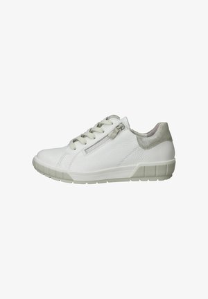 Witte lage sneaker met veters aan de voorkant, zijrits, lichtgrijze zool en metallic grijs hiel detail.