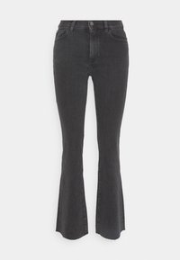 Jeans de mezclilla negros acampanados con cintura alta, bolsillos frontales y ligeros desgastes en el dobladillo. Textura suave con detalles mínimos.