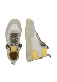 Baskets montantes avec tige en cuir blanc, accents en daim gris, talon en tissu jaune, lacets gris et semelle extérieure en caoutchouc texturée.