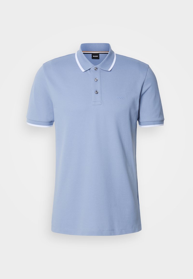 Polo shirt bleu clair avec un plastron à deux boutons, des accents de col et de poignets blancs, et un logo brodé discret sur la poitrine.
