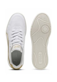 Hvide lædersneakers med guldaccenter, flade snørebånd, perforeret tåboks, tekstureret mellemsål og gummiydersål med et bølget mønster.
