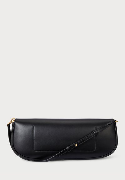 Bolsa de mão em pele preta com uma textura suave, forma arredondada e detalhes em metal dourado. Apresenta um retângulo na parte da frente e uma alça destacável.