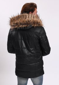 Lee Cooper DOWNJACKET WITH ROUND COLLAR AND REMOVABLE HOOD WITH SYNTH - Kožená bunda - black