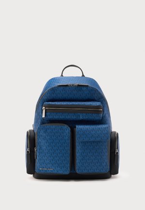 Blauwe Michael Kors rugzak met meerdere met rits afsluitbare buitenzakken met een herhalend "MK" logo patroon.
