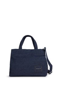 Bolso de denim azul marino con asas dobles superiores y una correa de hombro ajustable. Presenta un parche con el logo cosido y costuras visibles.