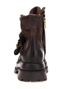 Stivale alla caviglia in pelle marrone con chiusura a zip, superficie texture, punta rotonda e suola in gomma spessa con battistrada per una migliore aderenza.