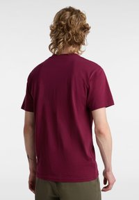 Vans LEFT CHEST LOGO TEE - Jednoduché tričko - burgundy