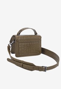 Sac à main vert olive à motif crocodile avec une poignée supérieure et une bandoulière amovible, doté d'une fermeture éclair et d'un détail de poche avant.