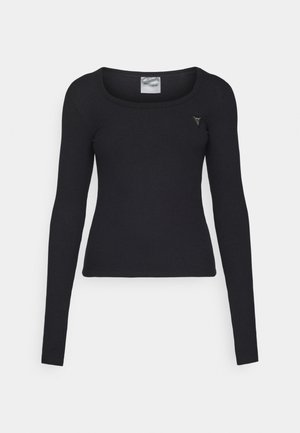 Juodas juostelėmis ilgarankovis marškinėlis su plačiu iškirpimu ir mažu trikampiu logotipu krūtinėje, aptemptas kirpimas ir paprastas dizainas.