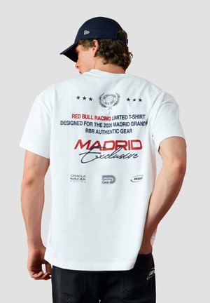 Red Bull Racing x Pepe Jeans RED BULL RACING X PEPE JEANS BASIC T-SHIRT MADRID EXCLUSIVE TEE UNISEX - T-shirt imprimé - white