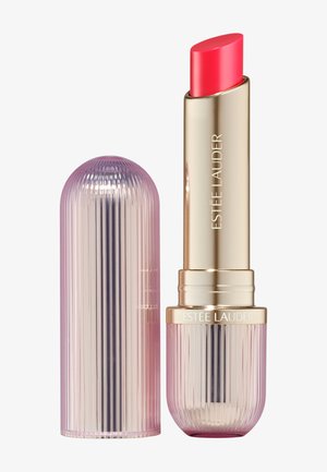 Pomadka Estée Lauder w błyszczącym złotym etui i półprzezroczystą różową żeberkowaną nasadką, pokazująca wyciągniętą jaskrawo czerwoną pomadkę.