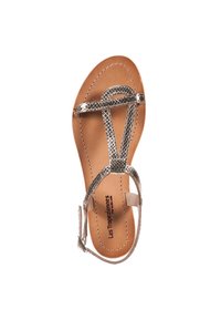 Platte sandaal met een gestructureerde metallic zilveren band en een verstelbare enkelsluiting. De binnenzool is van lichtbruin leer met stiksels.