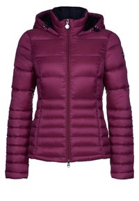Padded jacket in deep burgundy with a zip front and hood. Features horizontal quilting, a black interior lining, and two side pockets.