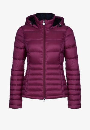 Padded jacket in deep burgundy with a zip front and hood. Features horizontal quilting, a black interior lining, and two side pockets.