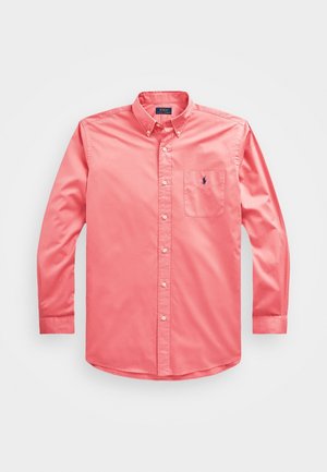 Camicia rosa corallo a maniche lunghe con bottoni, colletto abbottonato e taschino con piccolo logo ricamato.