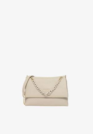 Sac à main en cuir beige avec une finition texturée, doté d'une chaîne en or et gris, d'un design pliable et d'un logo subtil.