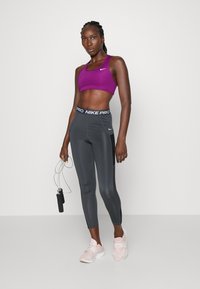 Nike Performance BRA - Sutiã desportivo de suporte médio - viotech/white
