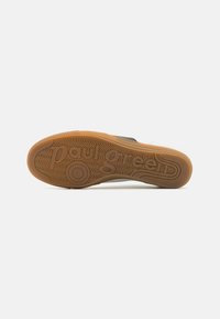 Semelle en caoutchouc avec une surface texturée brun. Présente des motifs circulaires et un logo en relief "paul green". La forme est légèrement courbée.