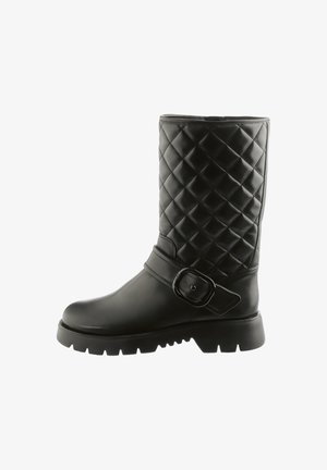 Czarne botki do połowy łydki z pikowanym wierzchem, grubą podeszwą z bieżnikiem, okrągłym noskiem oraz ozdobnym paskiem z dużą klamrą po boku.