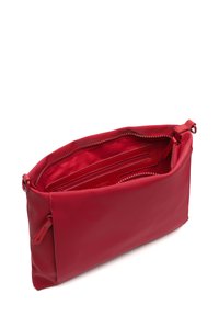 Punainen nahkainen clutch-laukku, jossa on sileä pinta, vetoketjukiinnitys ja sisätasku. Yksinkertainen muotoilu ja suorakulmainen muoto monipuolisuutta varten.