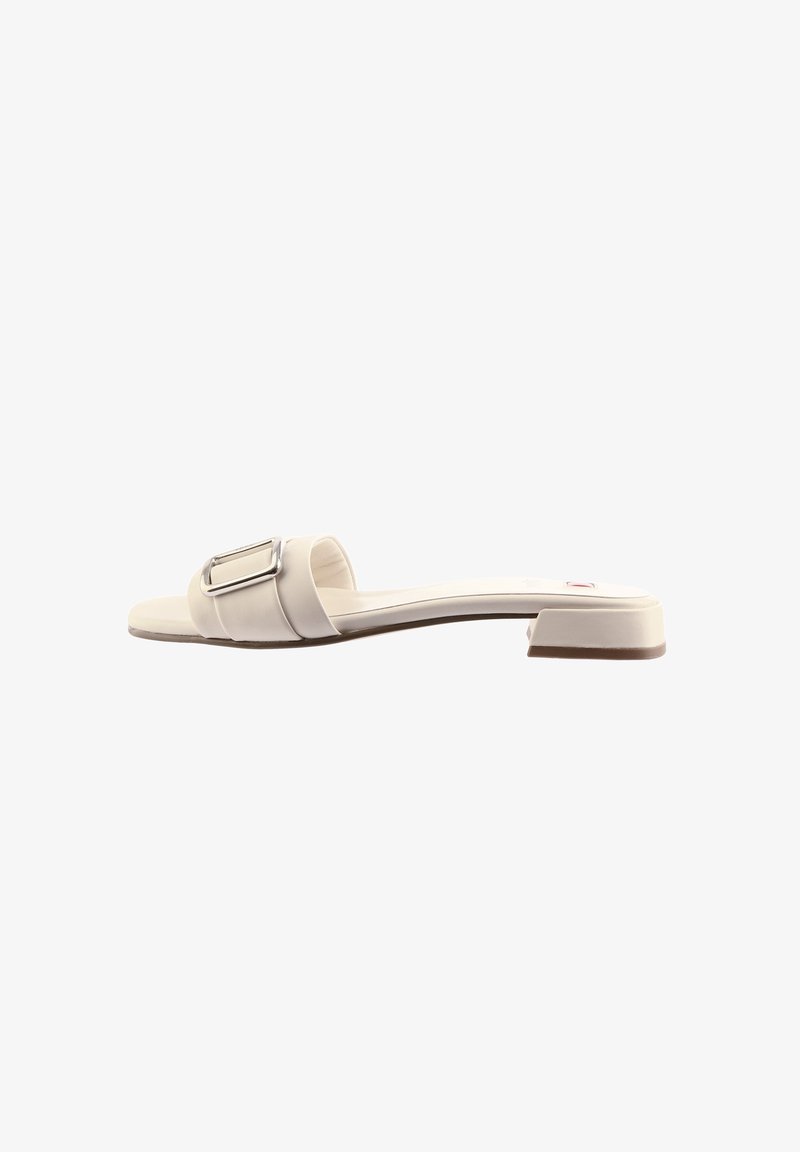 Sandale femme écrue à talon bloc bas et large bride avec une boucle rectangulaire argentée, vue de profil.