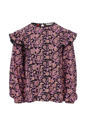 Bloes met bloemenprint en ruffle-mouwen, met een zwarte achtergrond, roze en gele bloemenpatroon, en een knoopsluiting op de achterkant van de hals.