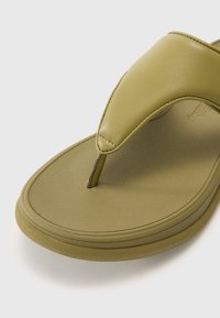 FitFlop Sandály s odděleným palcem - camo-green