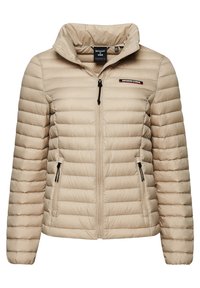 Krémová péřová bunda s vysokým límcem, horizontálním prošíváním, dvěma bočními zipovými kapsami a malou nášivkou loga na hrudi. Hladký, lesklý materiál.