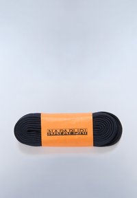 Lacci per scarpe blu navy realizzati in tessuto intrecciato, avvolti ordinatamente con un nastro di carta arancione con testo nero. Forma rettangolare con superficie texturizzata.