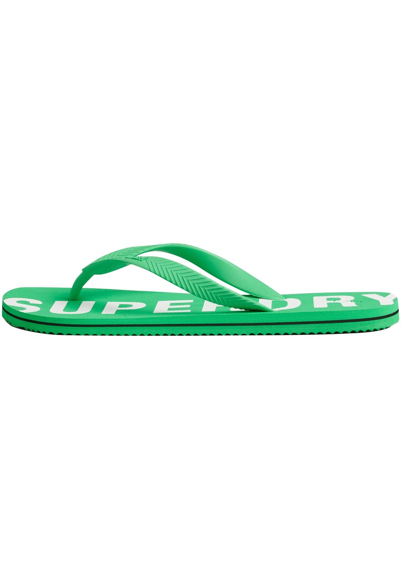 Groene rubberen slippers met textuur op de banden en een witte "SUPERDRY" logo op de zool, getoond vanuit een zijaanzicht.