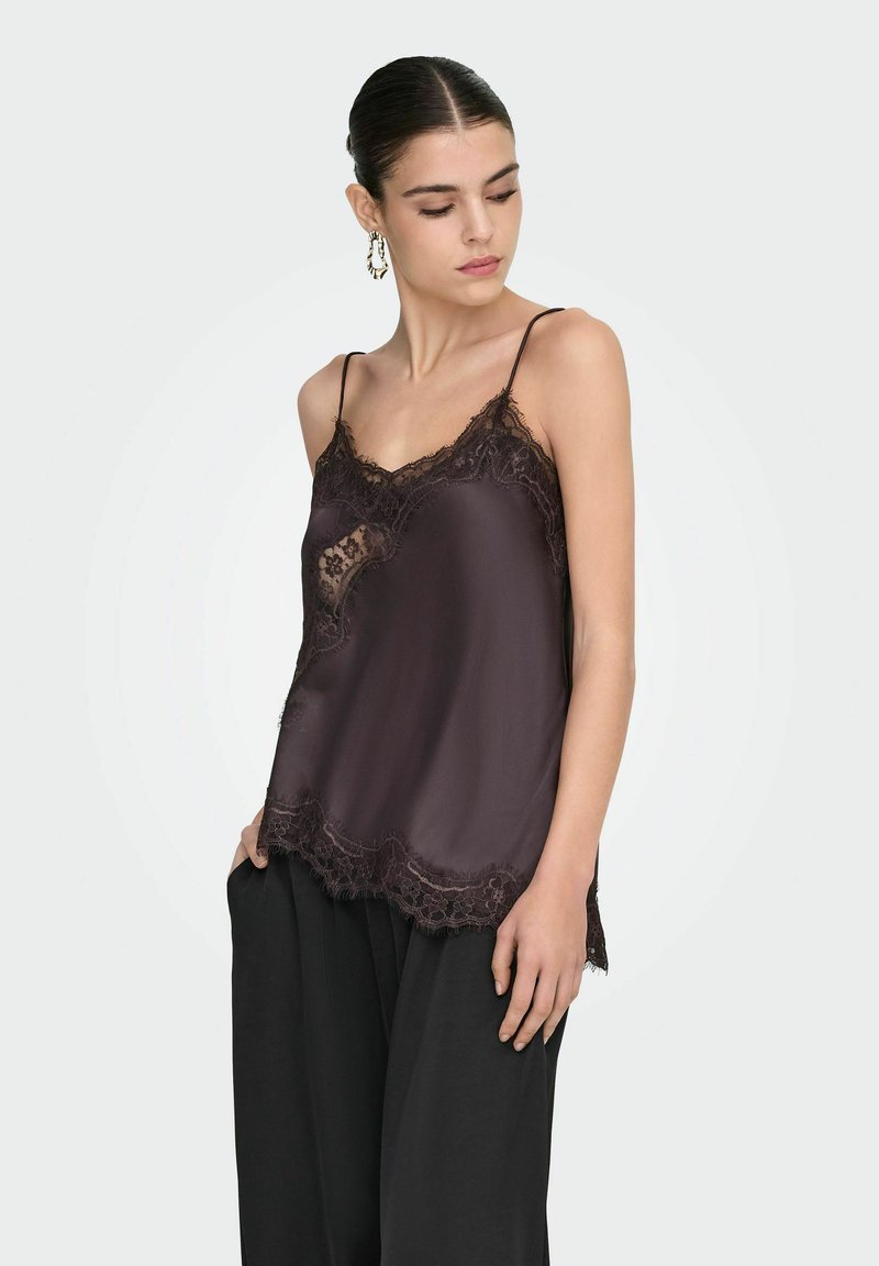 Tmavě hnědý hedvábný top s krajkovou lemovkou, tenkými ramínky a vroubkovaným lemem. Hladká textura s květinovými krajkovými detaily. Volný střih.