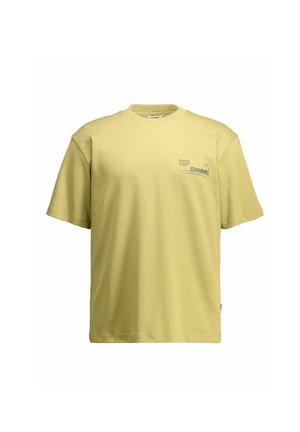 T-shirt jaune clair à manches courtes avec petit logo bleu "Chasin" et texte sur la partie supérieure gauche de la poitrine.