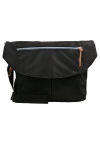 Borsa a tracolla nera realizzata in tessuto resistente, con chiusura a patta, tasca frontale con zip, tracolla regolabile e dettagli in metallo sulla zip.