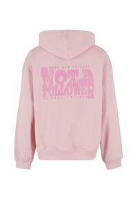 Sweat-shirt à capuche rose avec un texte audacieux : "PAS UN SUIVEUR" et "PAS DE NOUVEAUX AMIS" en rose contrasté. Tissu lisse, coupe décontractée, poignets côtelés.