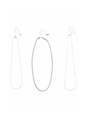 Drei silberne Halsketten: eine dünne Kette, ein glattes ovales Design und eine längliche Gliederkette, alle mit einem Verschluss und verstellbaren Längen.