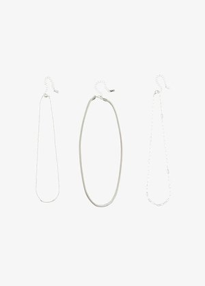 Tre collane d'argento: una catena sottile, un design ovale liscio e una catena con link allungati, tutte con una chiusura e lunghezze regolabili.