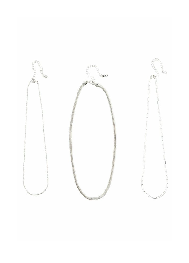 Drei silberne Halsketten: eine dünne Kette, ein glattes ovales Design und eine längliche Gliederkette, alle mit einem Verschluss und verstellbaren Längen.