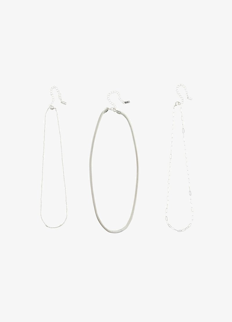 Tre collane d'argento: una catena sottile, un design ovale liscio e una catena con link allungati, tutte con una chiusura e lunghezze regolabili.
