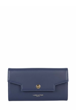 Portafoglio in pelle blu navy con chiusura a patta e accessori in oro. Presenta il nome del marchio "Lancaster Paris" impresso in oro nella parte inferiore.