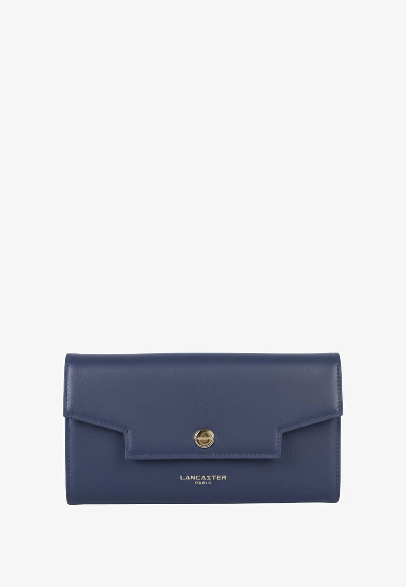 Portafoglio in pelle blu navy con chiusura a patta e accessori in oro. Presenta il nome del marchio "Lancaster Paris" impresso in oro nella parte inferiore.