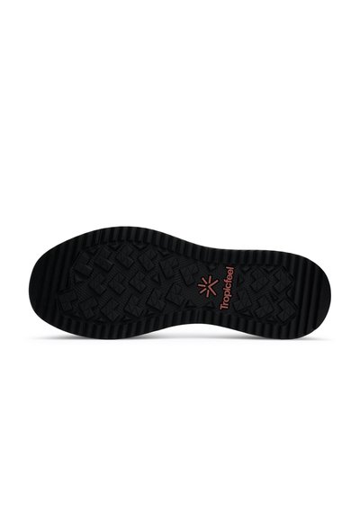 Semelle de chaussure noire avec une bande de roulement profonde et multidirectionnelle et le logo "Tropicfeel" en rouge près du talon.
