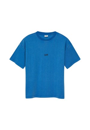 Niebieska, prążkowana koszulka z krótkim rękawem i okrągłym dekoltem, z małym czarnym napisem „SLVR” na środku klatki piersiowej.