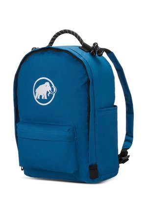 Niebieski plecak z przednią kieszenią, boczną kieszenią, czarno-białym uchwytem na linę, wyściełanymi paskami i białym logiem mamuta na przednim panelu.