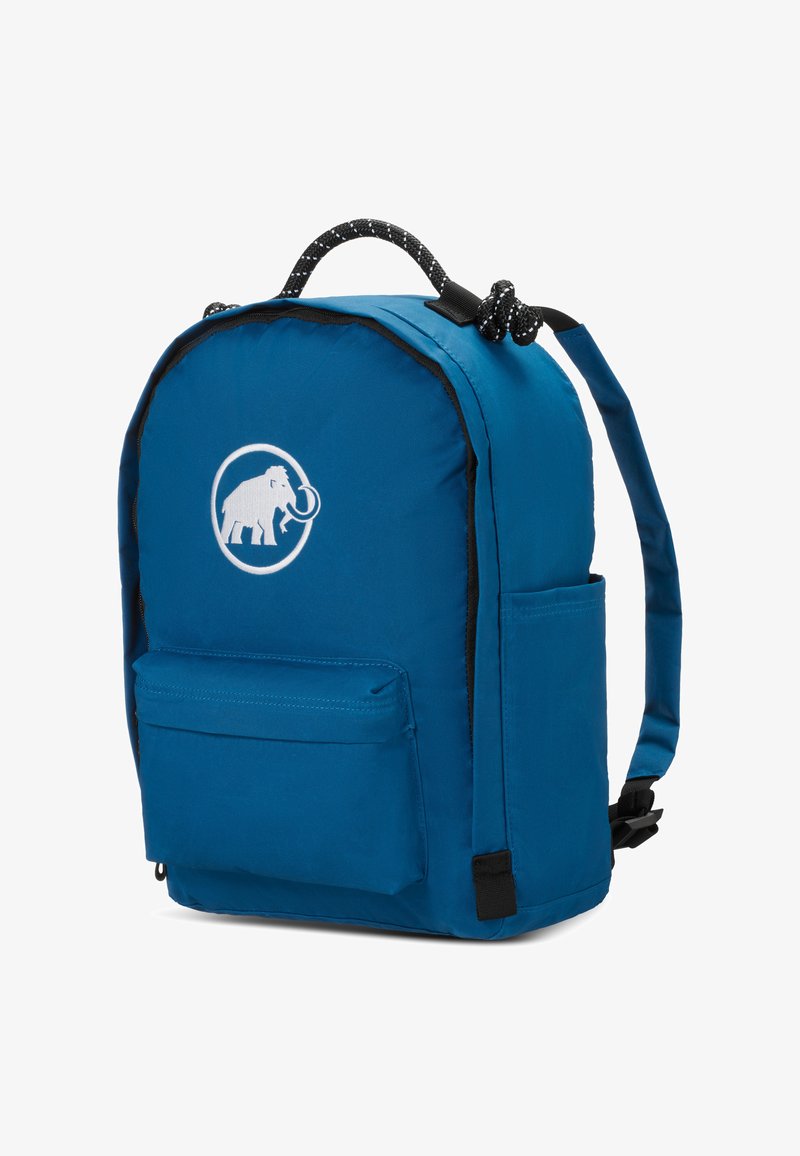 Sac à dos bleu avec poche avant, poche latérale, poignée en corde noire et blanche, bretelles rembourrées et logo mammouth blanc sur le panneau avant.