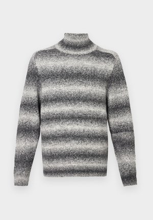 Pelēkā un baltā svītrainā turtlenecka džemperis ar ribotu kaklu, piedāvājot mīkstu tekstūru un standarta garām piedurknēm.