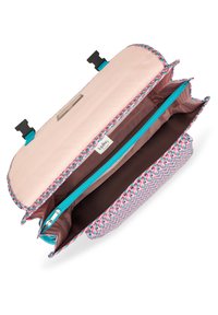 Lukket taske med en pink indre og en ydre der har et flerfarvet mønster. Inkluderer teal hardware og flere rum.